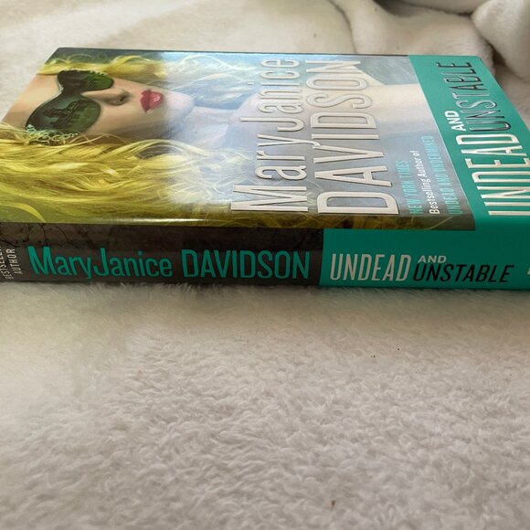 Undead and Unstable by MaryJanice Davidson (2012, Hardcover) Queen Betsy VG Cond - Picture 6 of 7
